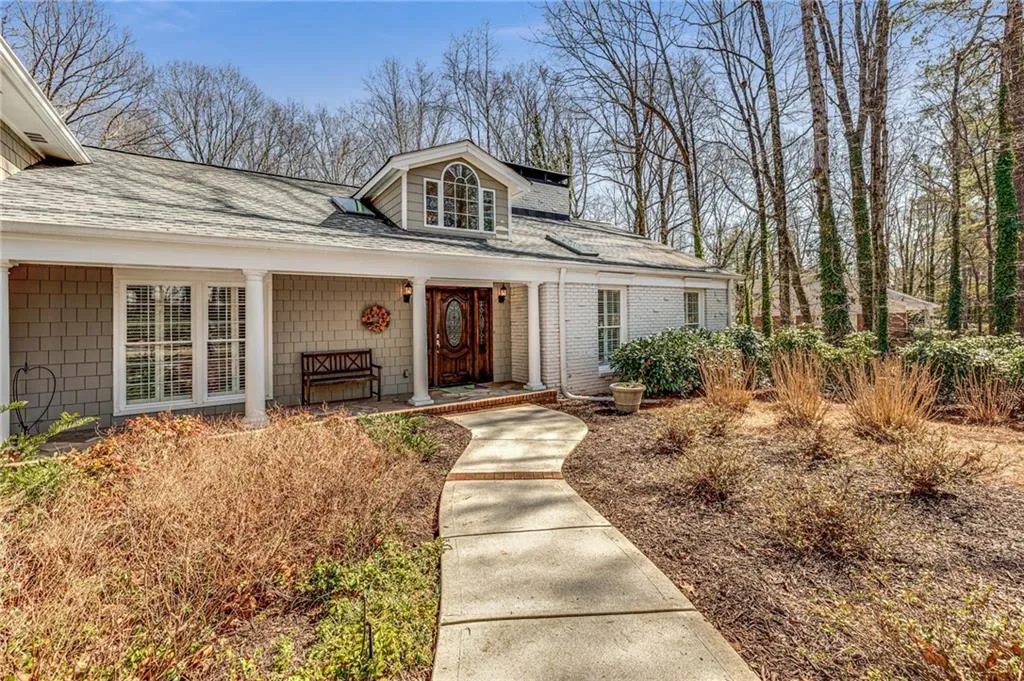 8865 Huntcliff Trace, Sandy Springs, Georgia 30350, 4 Bedrooms Bedrooms, ,4 BathroomsBathrooms,Residential,Sold,8865 Huntcliff Trace,6993646