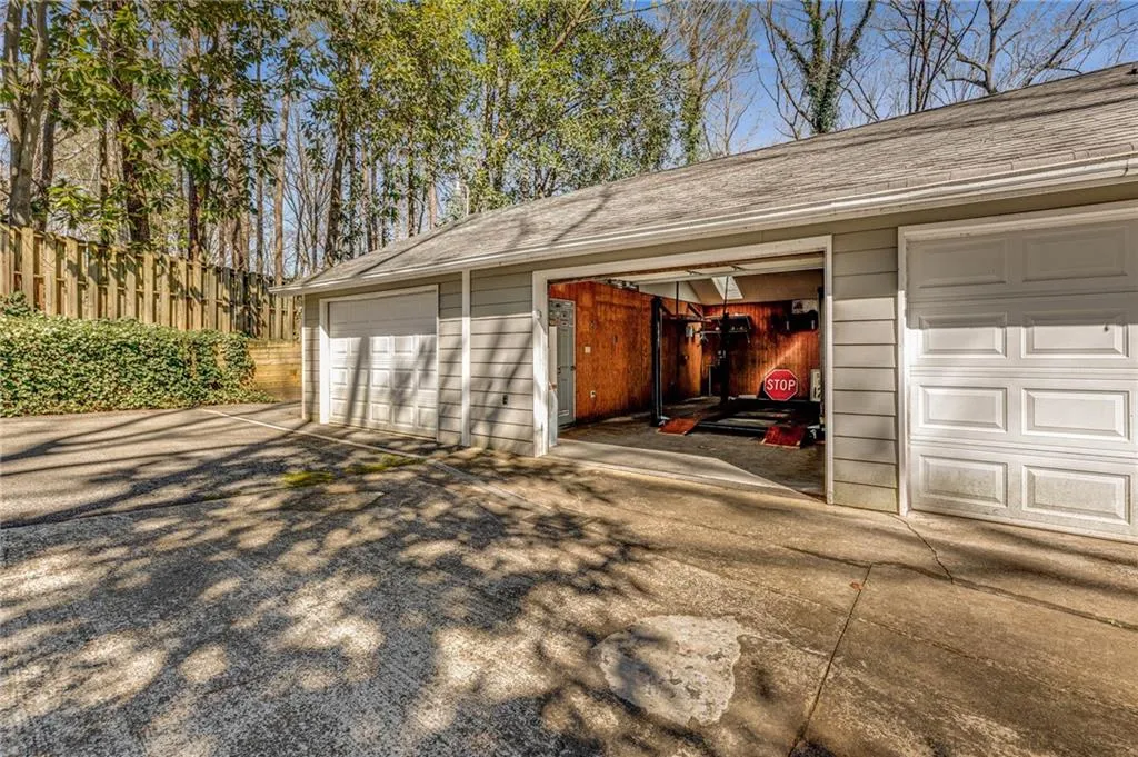 8865 Huntcliff Trace, Sandy Springs, Georgia 30350, 4 Bedrooms Bedrooms, ,4 BathroomsBathrooms,Residential,Sold,8865 Huntcliff Trace,6993646