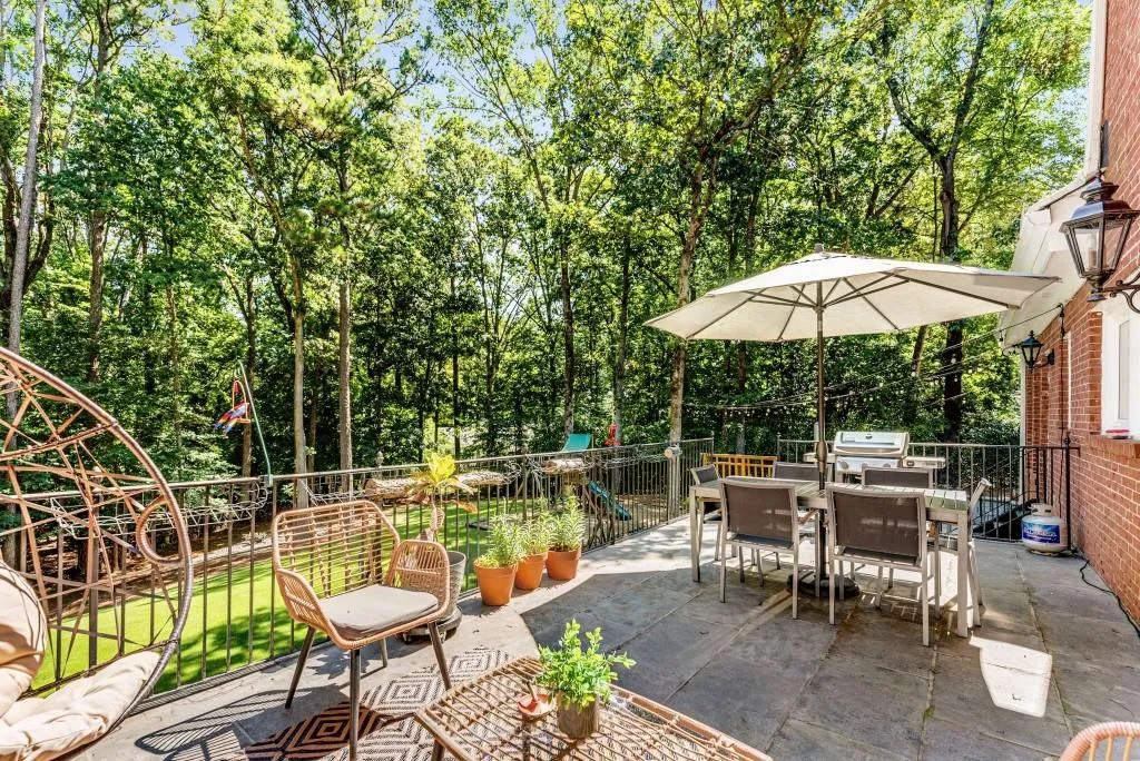 8905 Huntcliff Trace, Sandy Springs, Georgia 30350, 4 Bedrooms Bedrooms, ,3 BathroomsBathrooms,Residential,Sold,8905 Huntcliff Trace,7419240