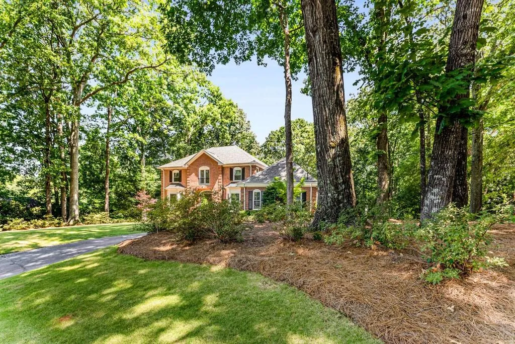 8905 Huntcliff Trace, Sandy Springs, Georgia 30350, 4 Bedrooms Bedrooms, ,3 BathroomsBathrooms,Residential,Sold,8905 Huntcliff Trace,7419240