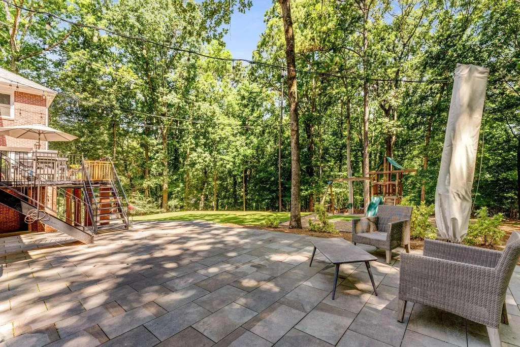 8905 Huntcliff Trace, Sandy Springs, Georgia 30350, 4 Bedrooms Bedrooms, ,3 BathroomsBathrooms,Residential,Sold,8905 Huntcliff Trace,7419240