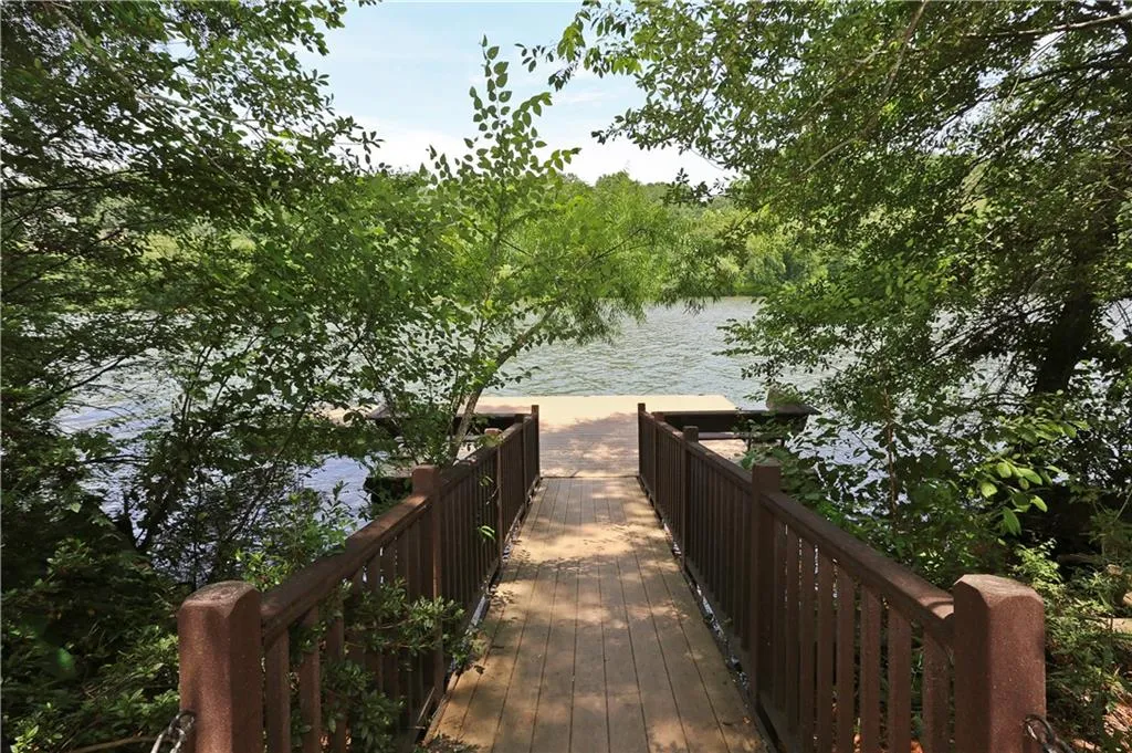 8905 Huntcliff Trace, Sandy Springs, Georgia 30350, 4 Bedrooms Bedrooms, ,3 BathroomsBathrooms,Residential,Sold,8905 Huntcliff Trace,7419240