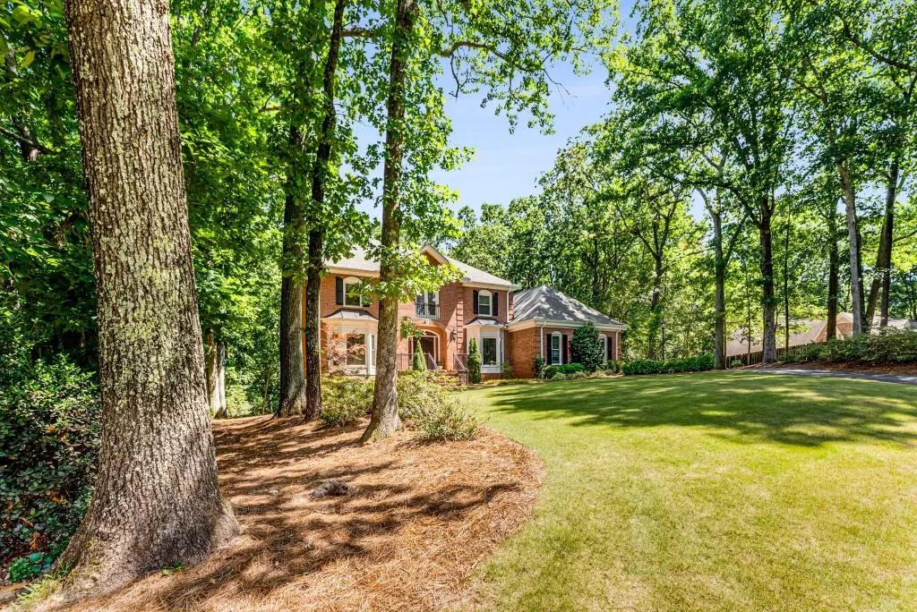8905 Huntcliff Trace, Sandy Springs, Georgia 30350, 4 Bedrooms Bedrooms, ,3 BathroomsBathrooms,Residential,Sold,8905 Huntcliff Trace,7419240