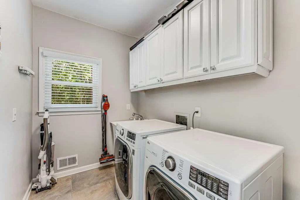 8905 Huntcliff Trace, Sandy Springs, Georgia 30350, 4 Bedrooms Bedrooms, ,3 BathroomsBathrooms,Residential,Sold,8905 Huntcliff Trace,7419240