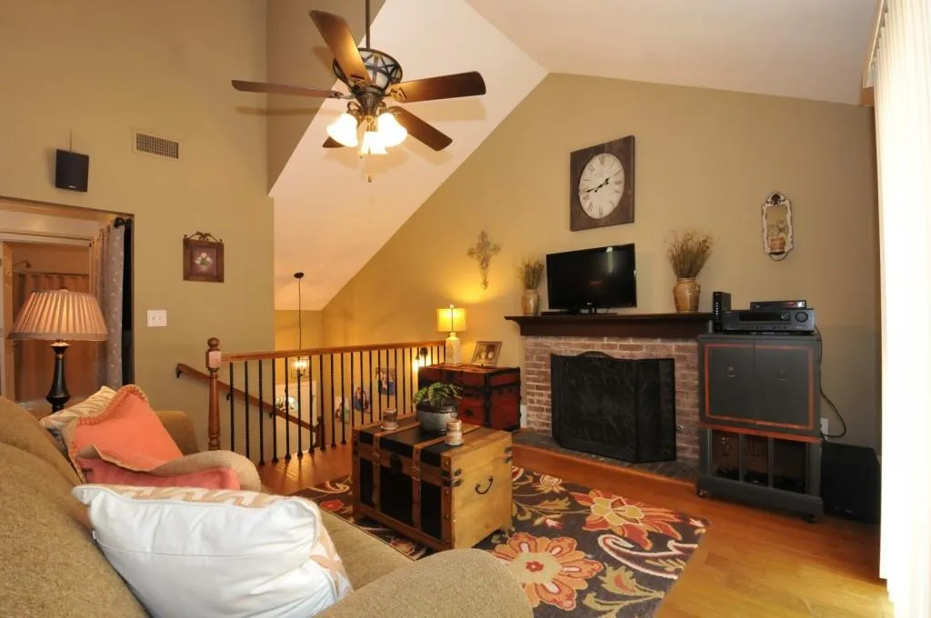 13 Dunwoody Springs Drive Unit 13, Sandy Springs, Georgia 30328, 2 Bedrooms Bedrooms, ,2 BathroomsBathrooms,Residential,Sold,13 Dunwoody Springs Drive Unit 13,6074145