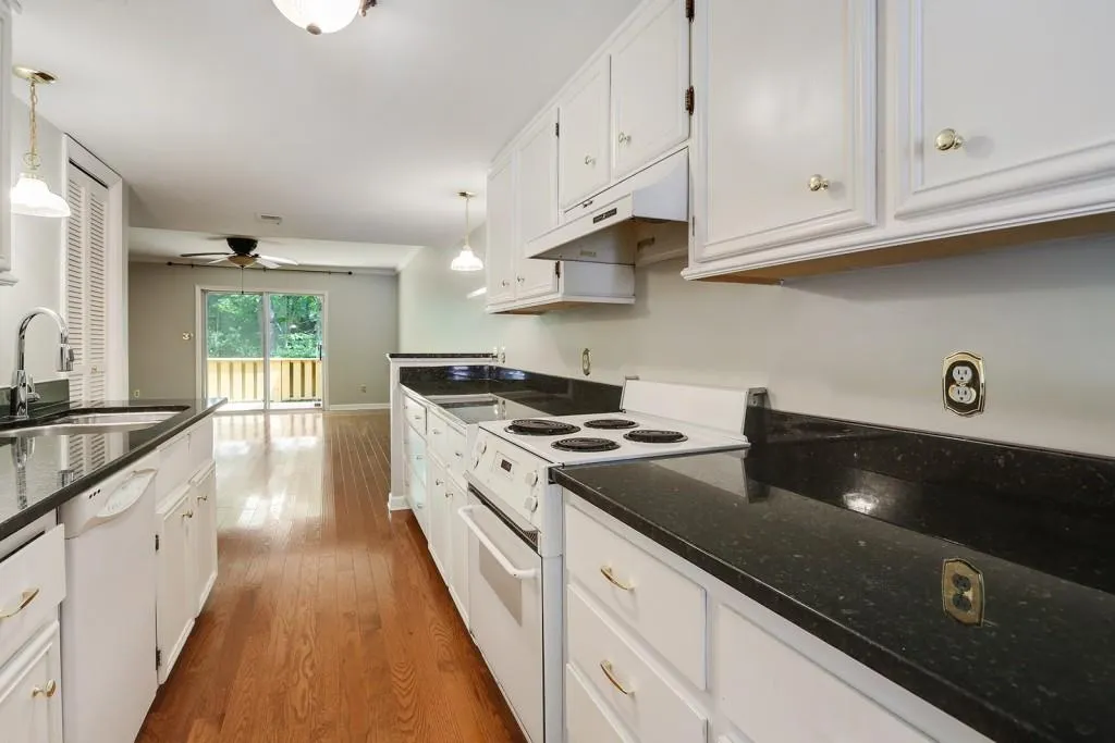 18 Ivy Ridge Ne Unit 18, Atlanta, Georgia 30342, 3 Bedrooms Bedrooms, ,3 BathroomsBathrooms,Residential,Sold,18 Ivy Ridge Ne Unit 18,5840939