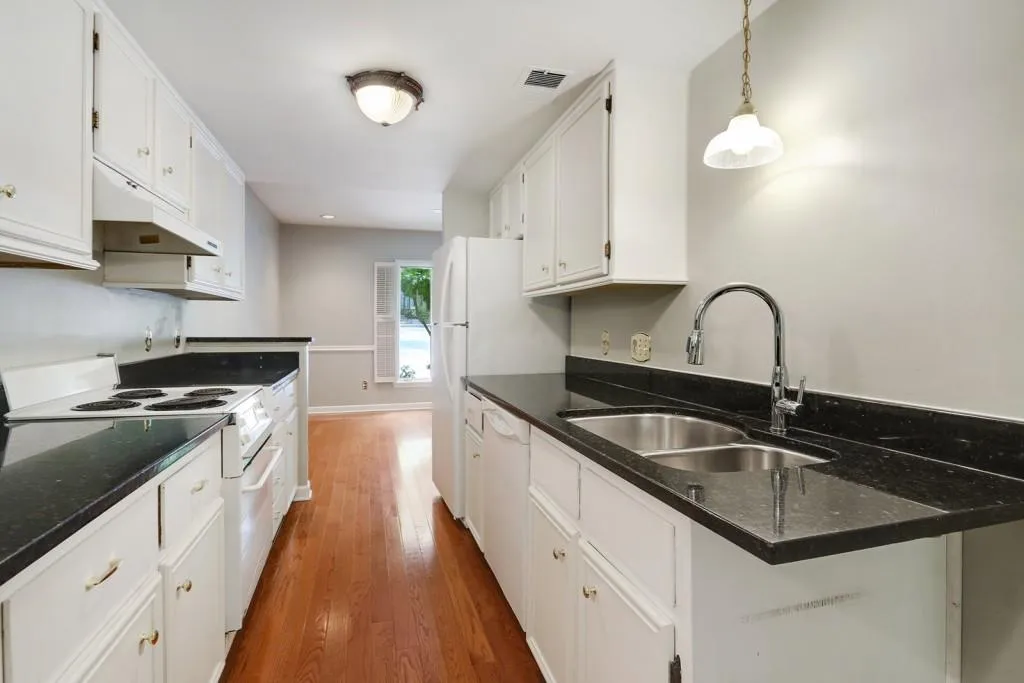 18 Ivy Ridge Ne Unit 18, Atlanta, Georgia 30342, 3 Bedrooms Bedrooms, ,3 BathroomsBathrooms,Residential,Sold,18 Ivy Ridge Ne Unit 18,5840939