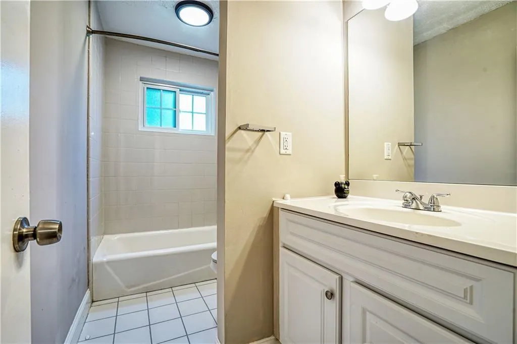 6700 Roswell Road Unit 27a, Atlanta, Georgia 30328, 2 Bedrooms Bedrooms, ,2 BathroomsBathrooms,Residential,Sold,6700 Roswell Road Unit 27a,6757824