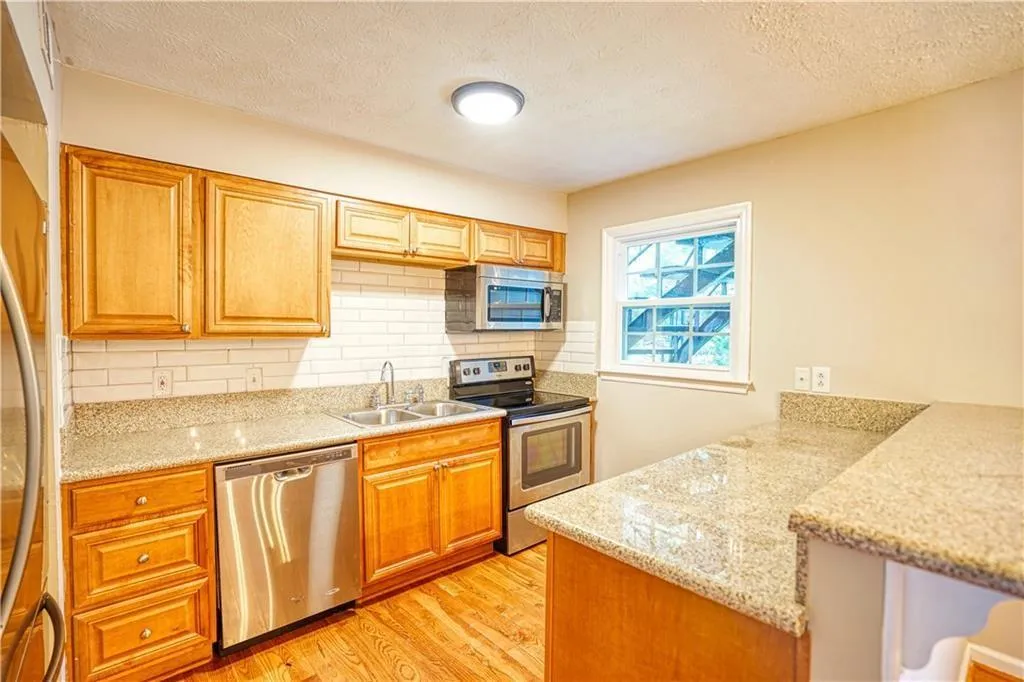 6700 Roswell Road Unit 27a, Atlanta, Georgia 30328, 2 Bedrooms Bedrooms, ,2 BathroomsBathrooms,Residential,Sold,6700 Roswell Road Unit 27a,6757824