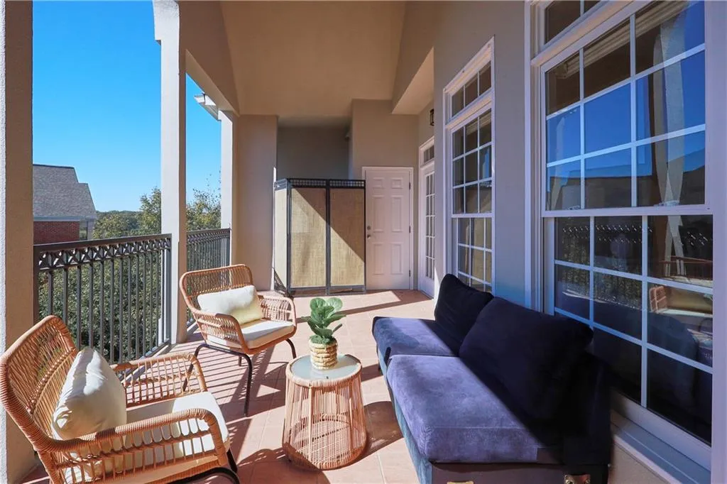 Balcony featuring outdoor lounge area