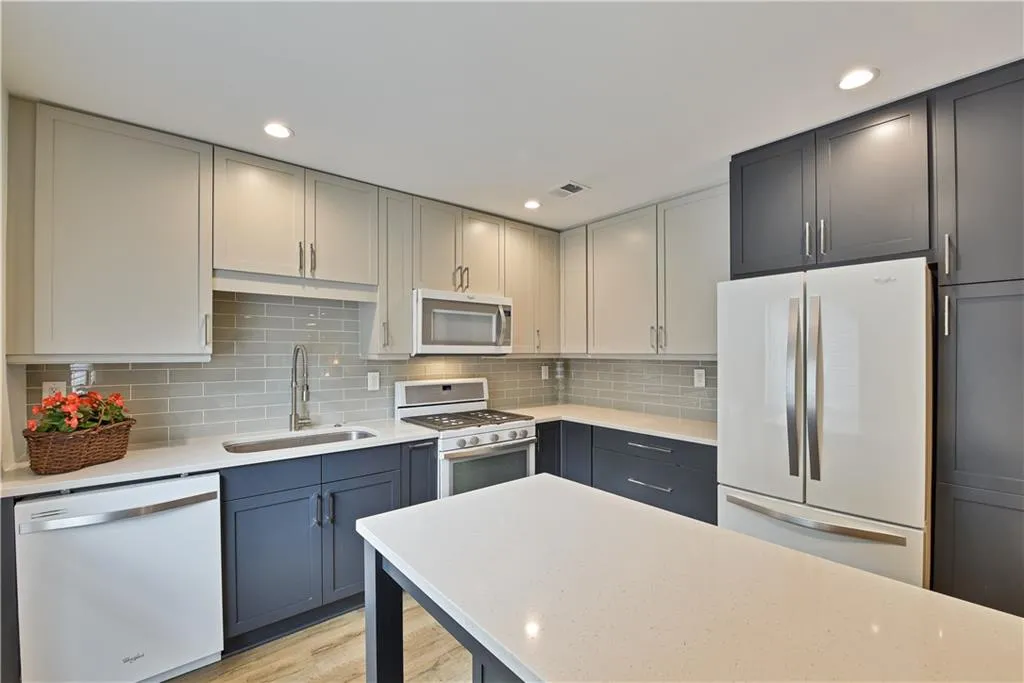 902 Woodcliff Drive Unit 902, Atlanta, Georgia 30350, 2 Bedrooms Bedrooms, ,2 BathroomsBathrooms,Residential,Sold,902 Woodcliff Drive Unit 902,6896397
