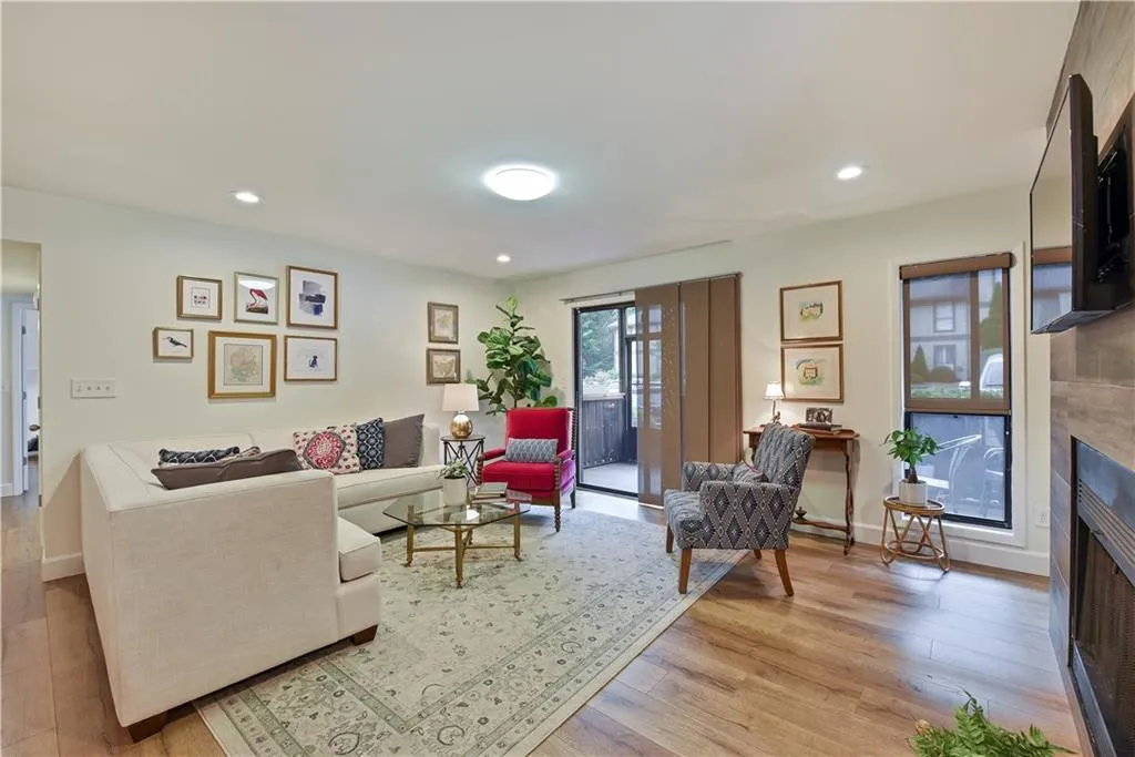 902 Woodcliff Drive Unit 902, Atlanta, Georgia 30350, 2 Bedrooms Bedrooms, ,2 BathroomsBathrooms,Residential,Sold,902 Woodcliff Drive Unit 902,6896397