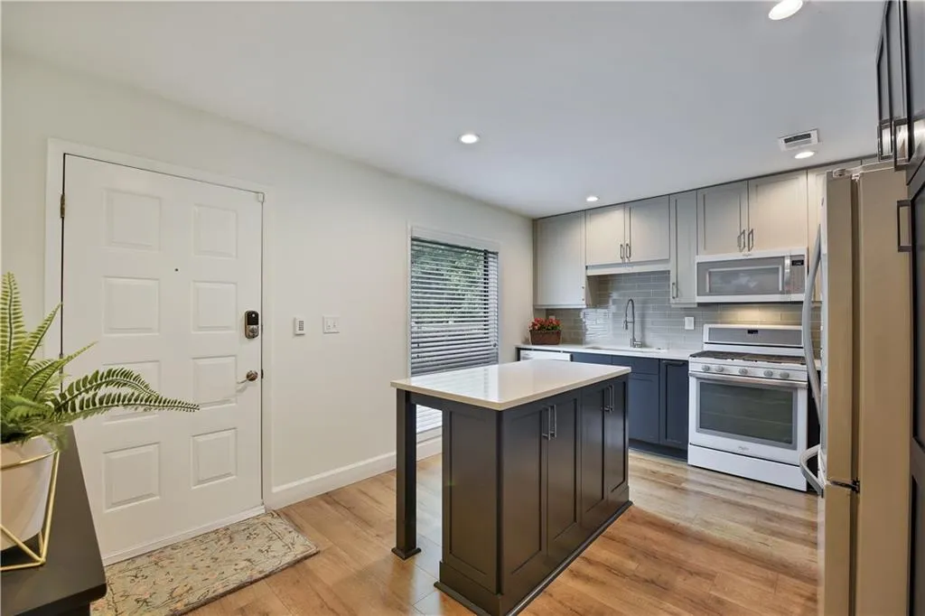 902 Woodcliff Drive Unit 902, Atlanta, Georgia 30350, 2 Bedrooms Bedrooms, ,2 BathroomsBathrooms,Residential,Sold,902 Woodcliff Drive Unit 902,6896397