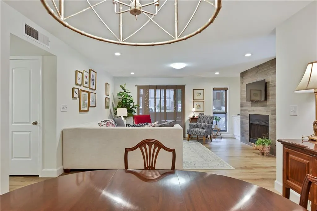 902 Woodcliff Drive Unit 902, Atlanta, Georgia 30350, 2 Bedrooms Bedrooms, ,2 BathroomsBathrooms,Residential,Sold,902 Woodcliff Drive Unit 902,6896397
