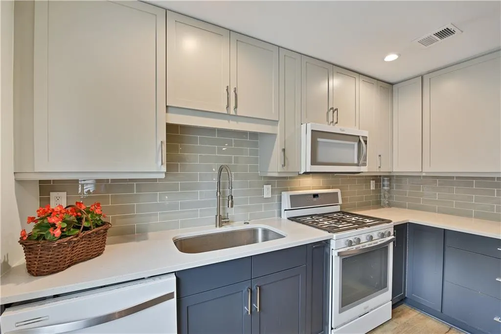 902 Woodcliff Drive Unit 902, Atlanta, Georgia 30350, 2 Bedrooms Bedrooms, ,2 BathroomsBathrooms,Residential,Sold,902 Woodcliff Drive Unit 902,6896397