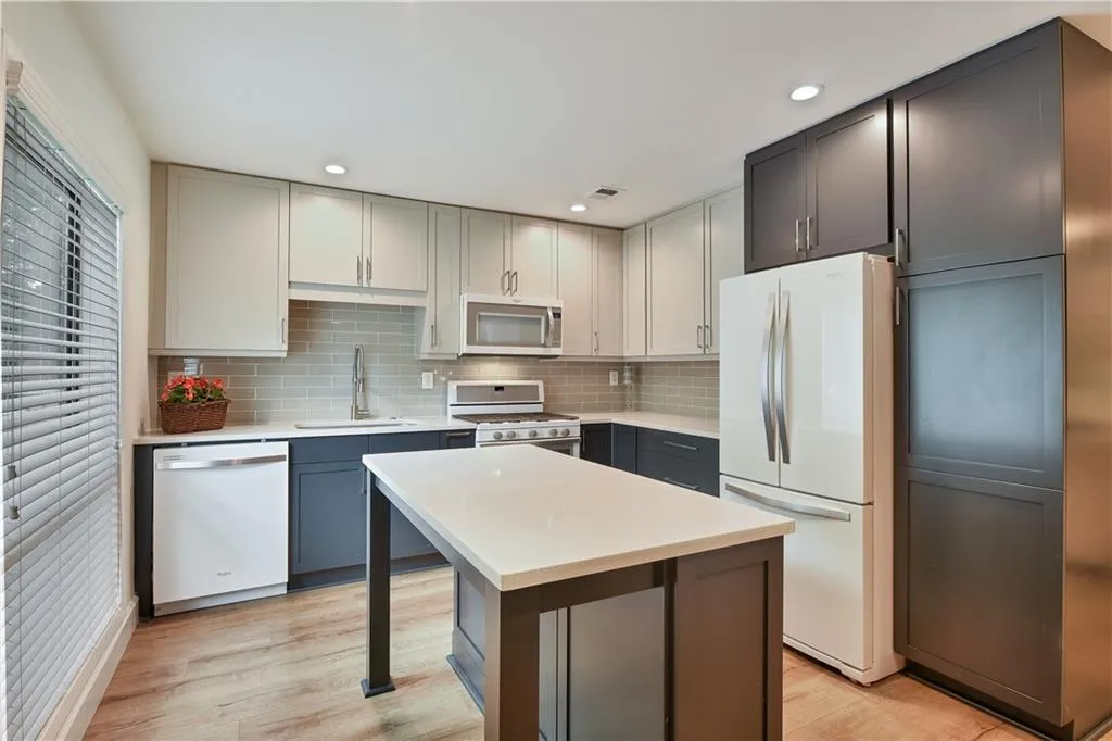 902 Woodcliff Drive Unit 902, Atlanta, Georgia 30350, 2 Bedrooms Bedrooms, ,2 BathroomsBathrooms,Residential,Sold,902 Woodcliff Drive Unit 902,6896397