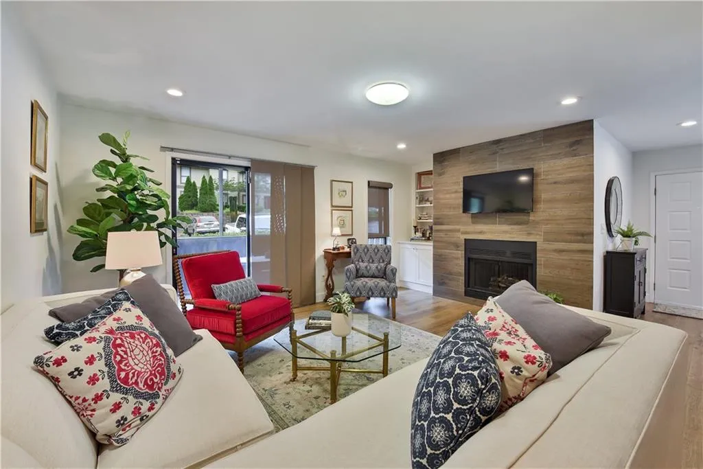 902 Woodcliff Drive Unit 902, Atlanta, Georgia 30350, 2 Bedrooms Bedrooms, ,2 BathroomsBathrooms,Residential,Sold,902 Woodcliff Drive Unit 902,6896397
