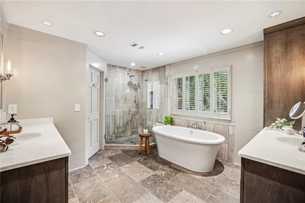 1765 Brandon Hall Drive, Atlanta, Georgia 30350, 6 Bedrooms Bedrooms, ,4 BathroomsBathrooms,Residential,For Sale,1765 Brandon Hall Drive,7654242