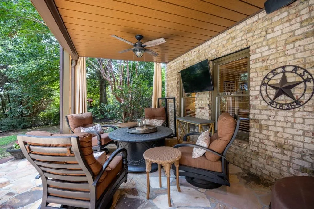 Terrace level outdoor living area