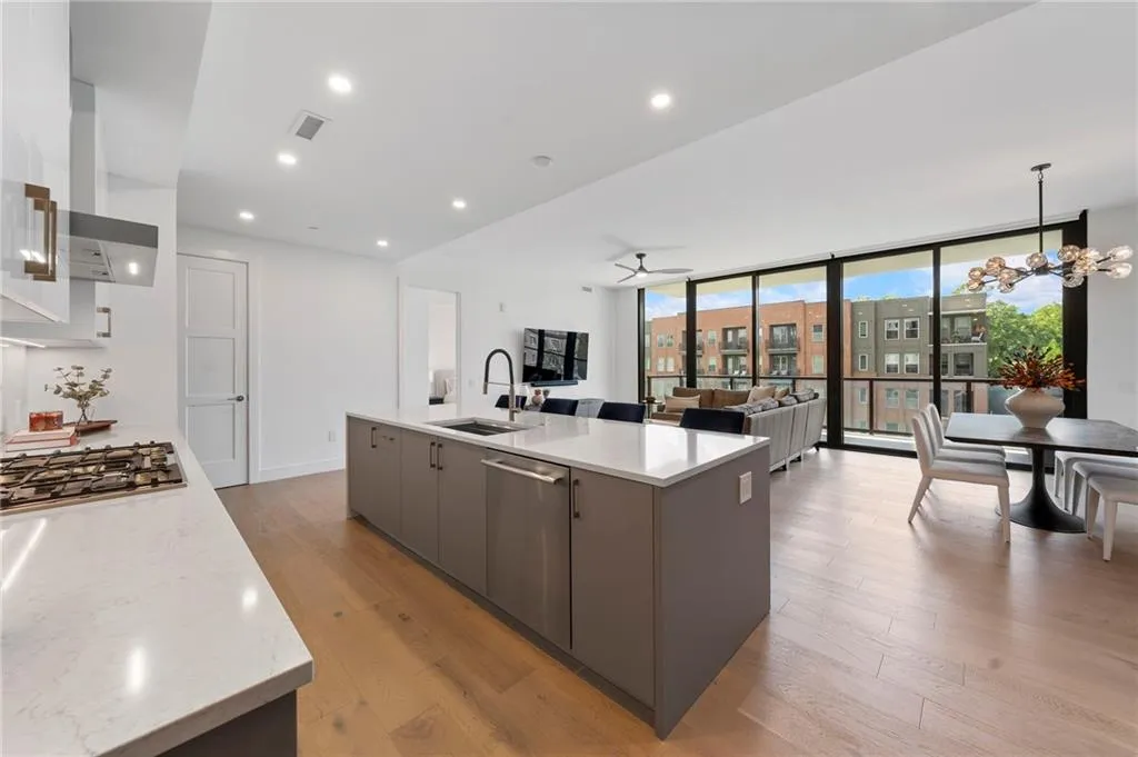2425 Peachtree Road Ne Unit 511, Atlanta, Georgia 30305, 2 Bedrooms Bedrooms, 0 ,3 BathroomsBathrooms,Residential,For Sale,2425 Peachtree Road Ne Unit 511,7836431