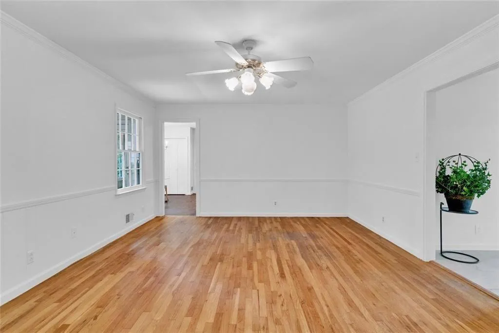 Spacious family room area off the kitchen