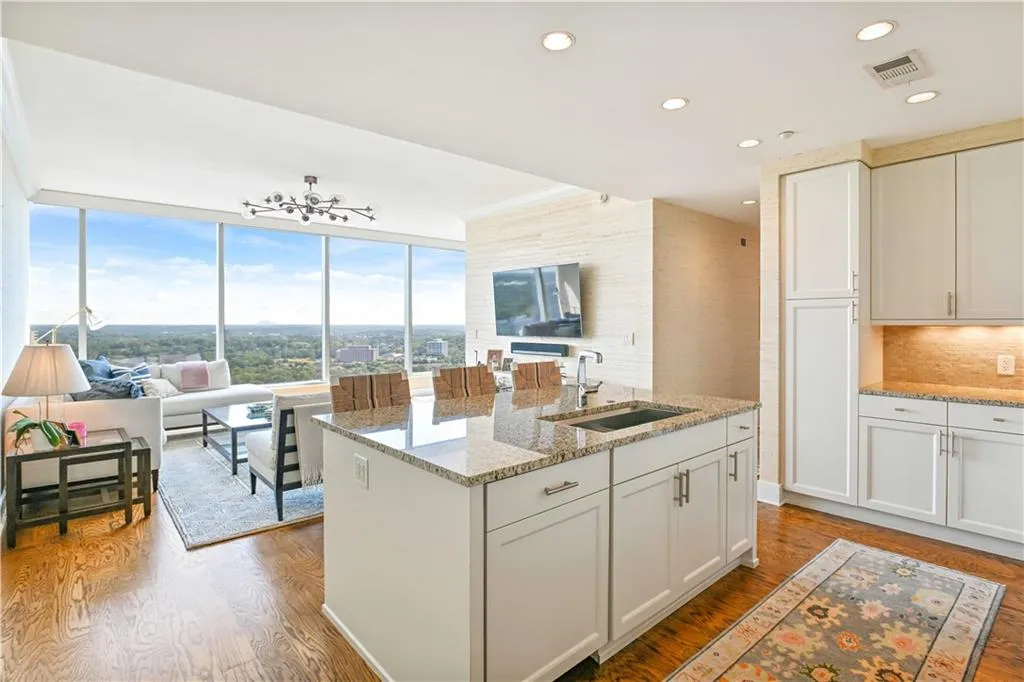 3630 Peachtree Road Ne Unit 2106, Atlanta, Georgia 30326, 1 Bedroom Bedrooms, ,1 BathroomBathrooms,Residential,For Sale,3630 Peachtree Road Ne Unit 2106,7663369