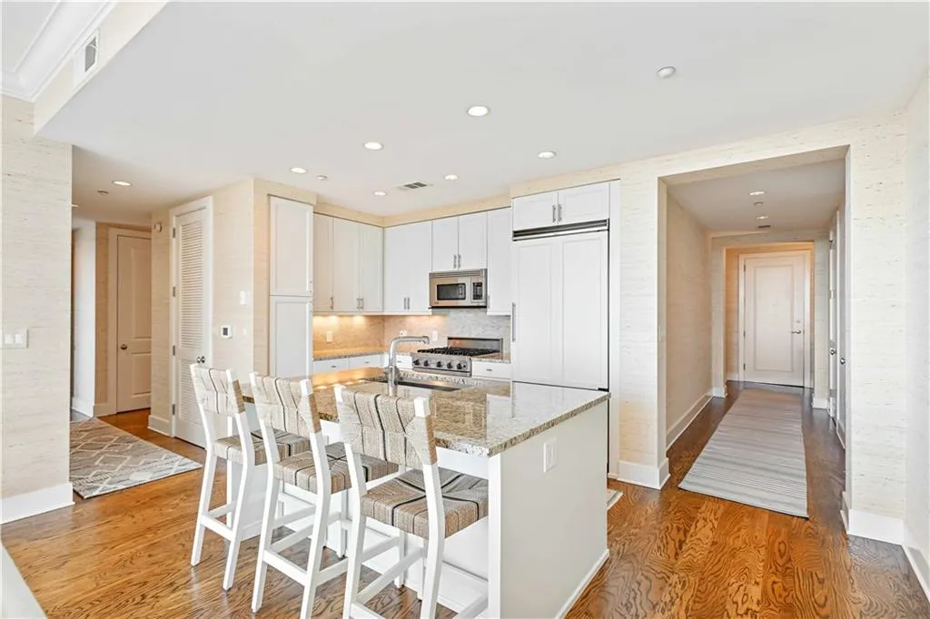 3630 Peachtree Road Ne Unit 2106, Atlanta, Georgia 30326, 1 Bedroom Bedrooms, ,1 BathroomBathrooms,Residential,For Sale,3630 Peachtree Road Ne Unit 2106,7663369