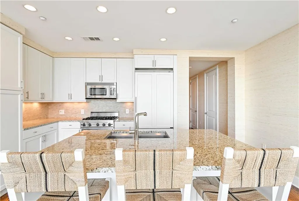 3630 Peachtree Road Ne Unit 2106, Atlanta, Georgia 30326, 1 Bedroom Bedrooms, ,1 BathroomBathrooms,Residential,For Sale,3630 Peachtree Road Ne Unit 2106,7663369