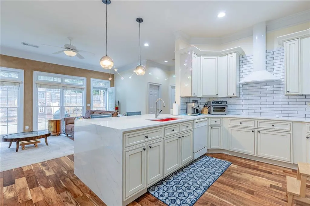 Atlanta, Georgia 30319, 5 Bedrooms Bedrooms, ,4 BathroomsBathrooms,Residential,For Sale,7696012