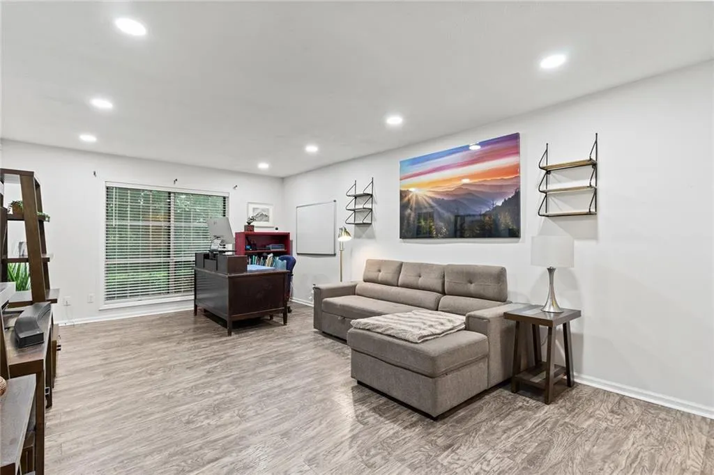 6851 Roswell Road Unit Q5, Sandy Springs, Georgia 30328, 3 Bedrooms Bedrooms, ,2 BathroomsBathrooms,Residential,Sold,6851 Roswell Road Unit Q5,7263021