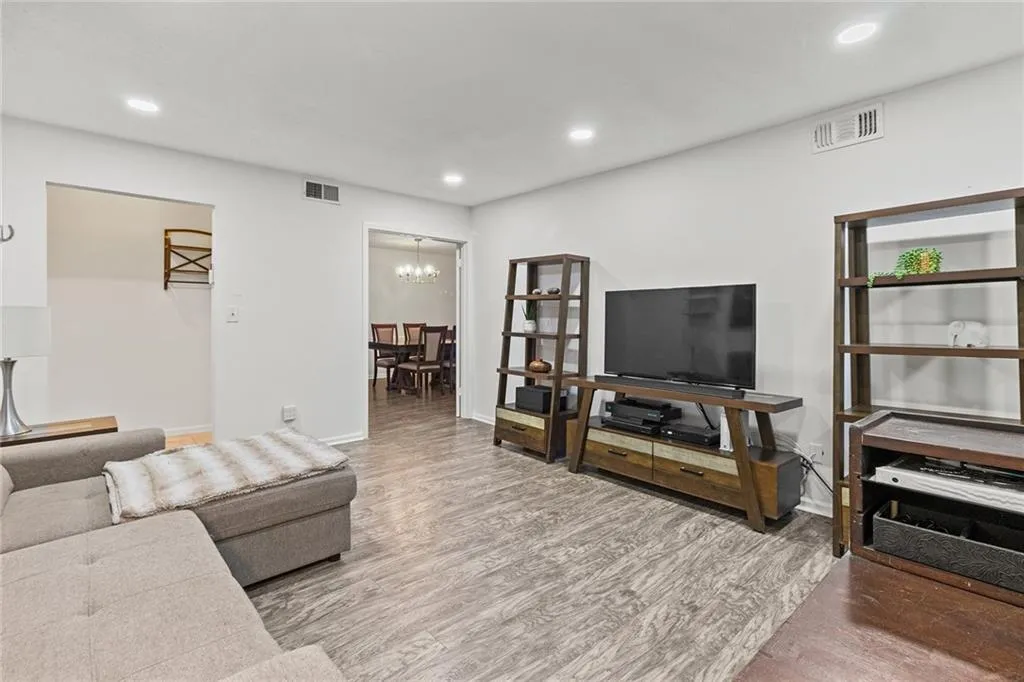 6851 Roswell Road Unit Q5, Sandy Springs, Georgia 30328, 3 Bedrooms Bedrooms, ,2 BathroomsBathrooms,Residential,Sold,6851 Roswell Road Unit Q5,7263021