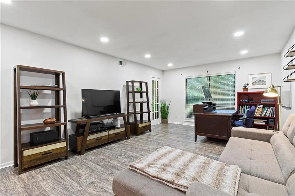 6851 Roswell Road Unit Q5, Sandy Springs, Georgia 30328, 3 Bedrooms Bedrooms, ,2 BathroomsBathrooms,Residential,Sold,6851 Roswell Road Unit Q5,7263021