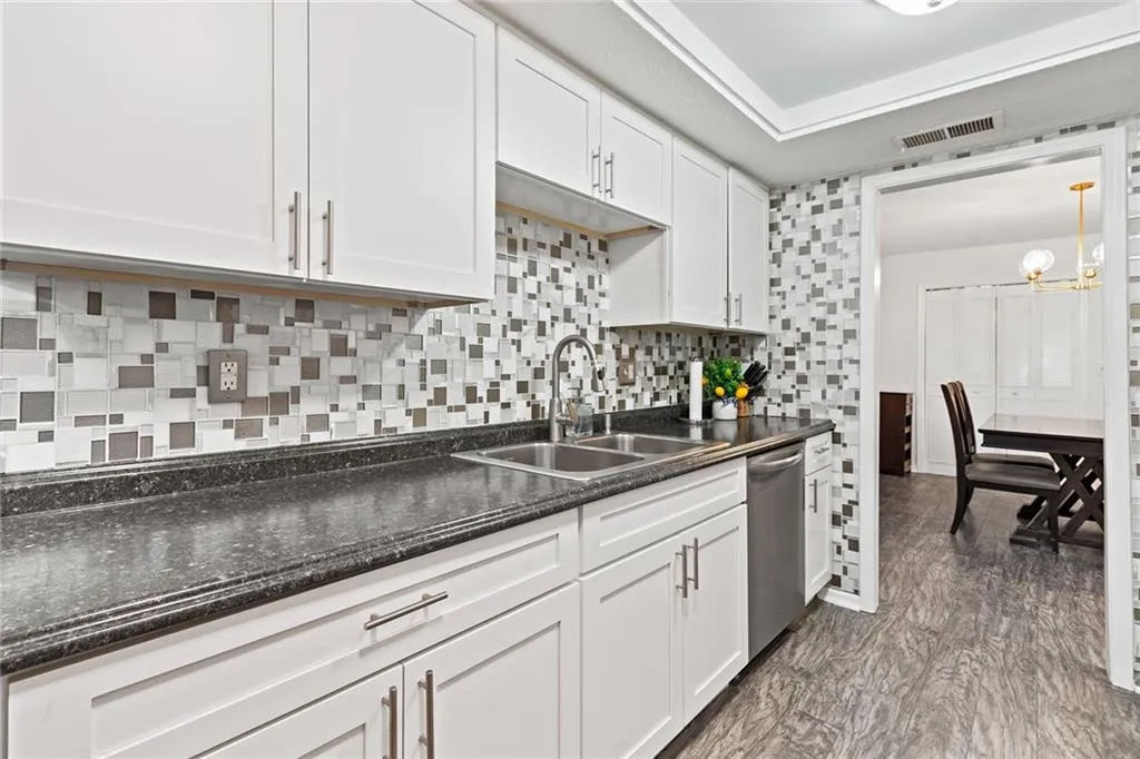 6851 Roswell Road Unit Q5, Sandy Springs, Georgia 30328, 3 Bedrooms Bedrooms, ,2 BathroomsBathrooms,Residential,Sold,6851 Roswell Road Unit Q5,7263021