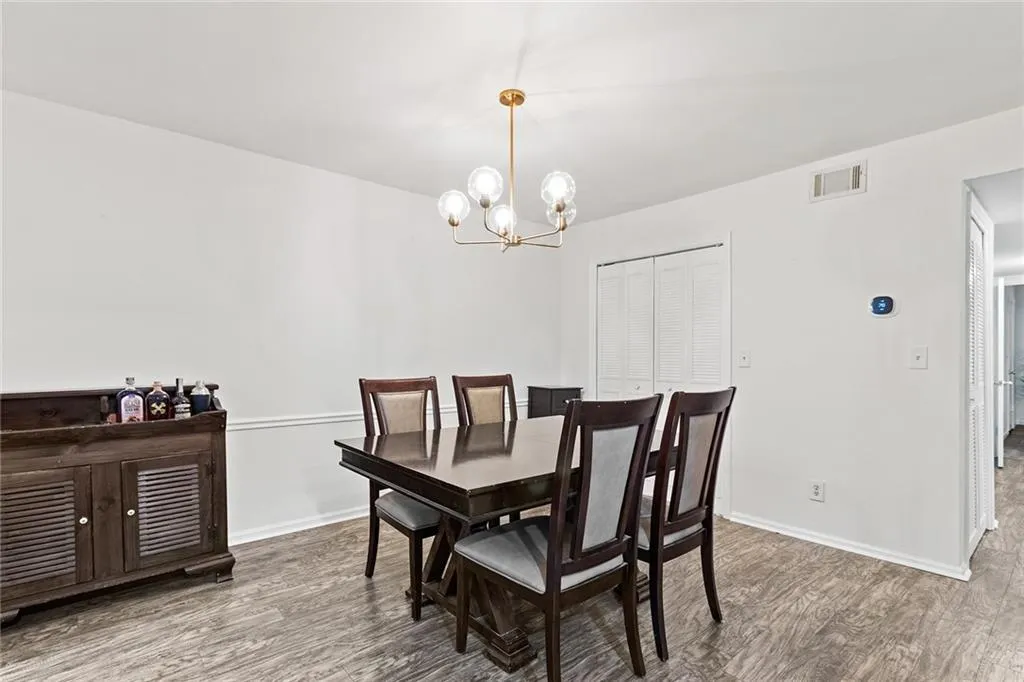 6851 Roswell Road Unit Q5, Sandy Springs, Georgia 30328, 3 Bedrooms Bedrooms, ,2 BathroomsBathrooms,Residential,Sold,6851 Roswell Road Unit Q5,7263021