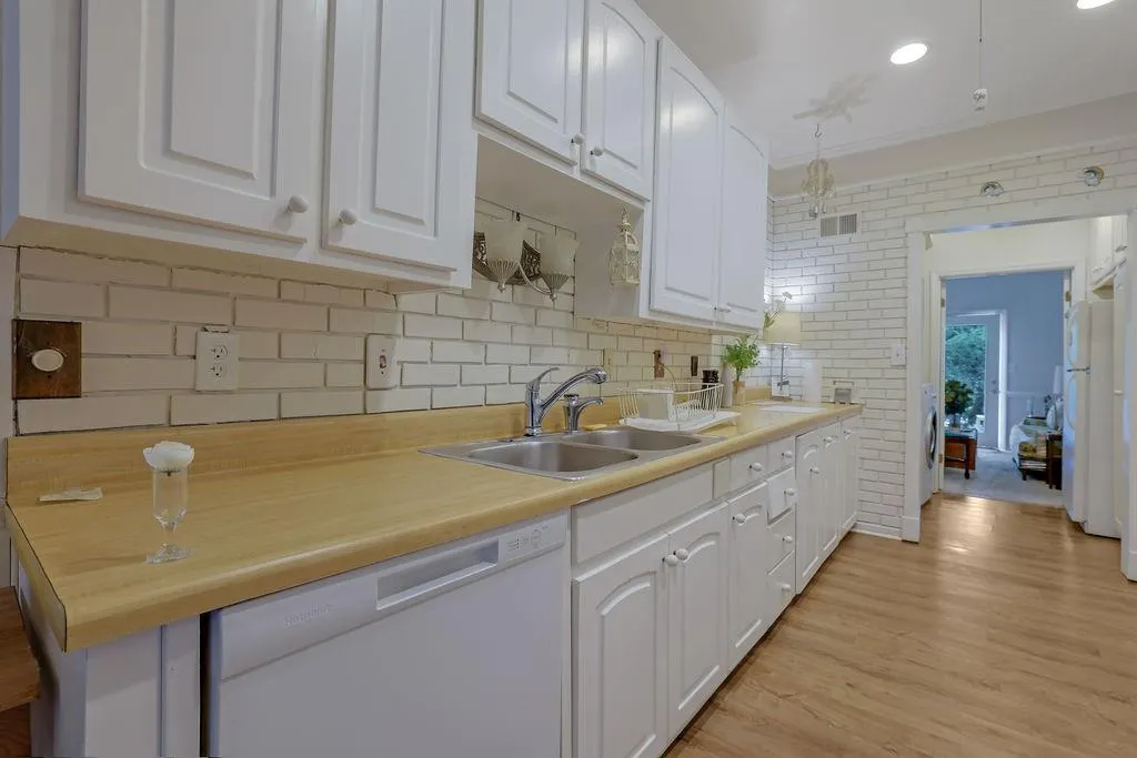 5273 Glenridge Drive, Sandy Springs, Georgia 30342, 3 Bedrooms Bedrooms, ,3 BathroomsBathrooms,Residential,Sold,5273 Glenridge Drive,7452541