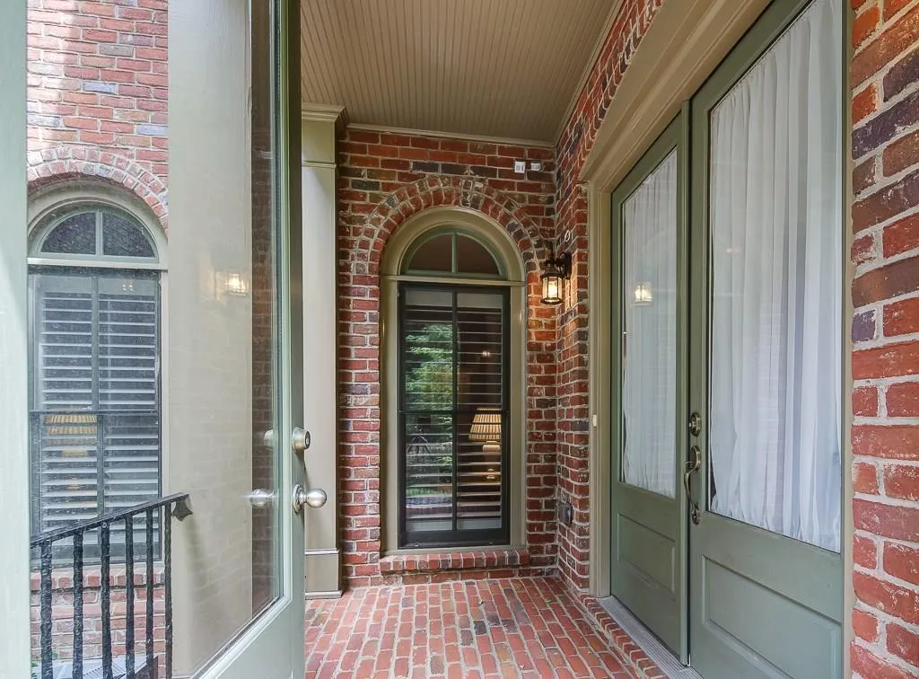 3127 Lenox Road Ne Unit 2, Atlanta, Georgia 30324, 3 Bedrooms Bedrooms, ,3 BathroomsBathrooms,Residential,Sold,3127 Lenox Road Ne Unit 2,5708922