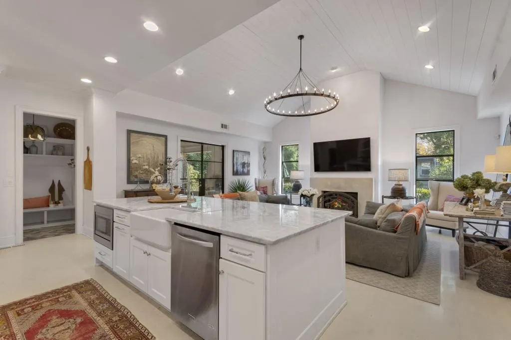 4715 High Point Road, Atlanta, Georgia 30342, 5 Bedrooms Bedrooms, ,3 BathroomsBathrooms,Residential,Sold,4715 High Point Road,6985214
