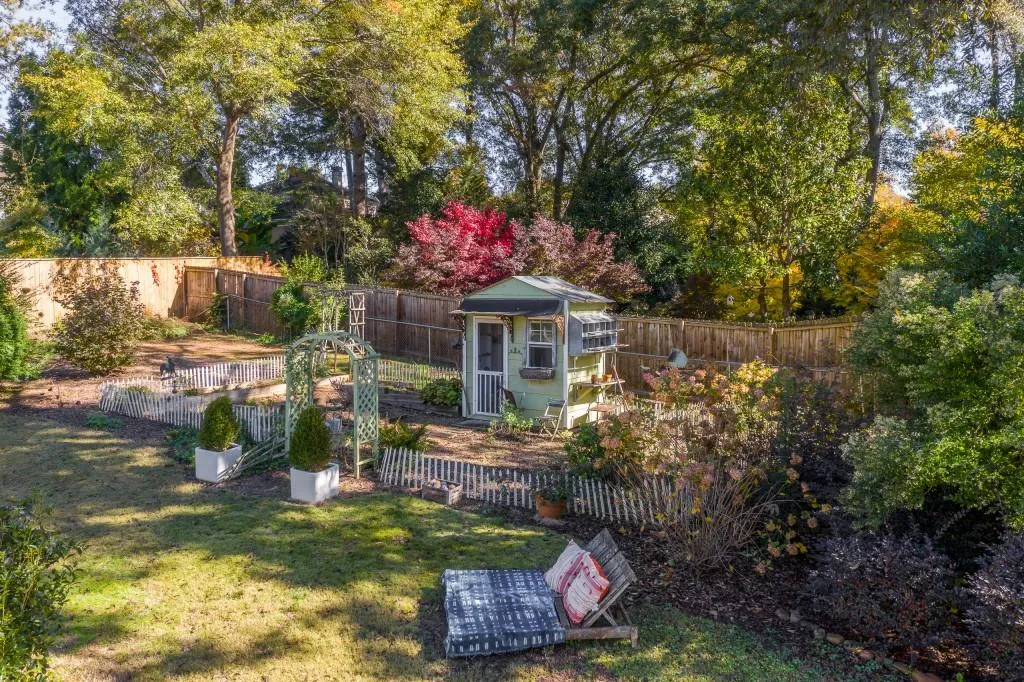 4715 High Point Road, Atlanta, Georgia 30342, 5 Bedrooms Bedrooms, ,3 BathroomsBathrooms,Residential,Sold,4715 High Point Road,6985214
