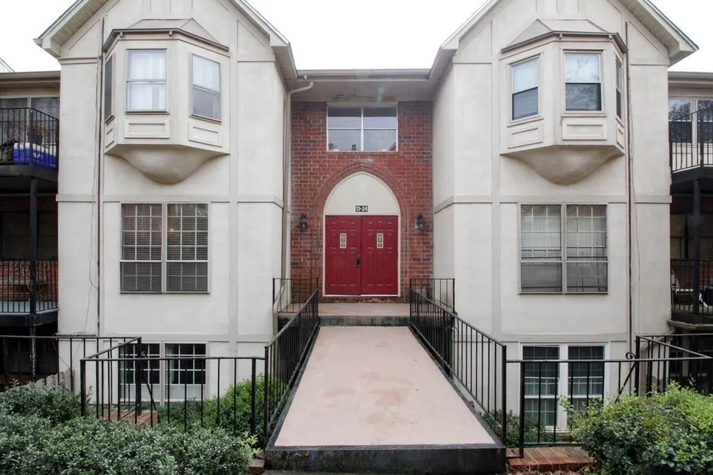 6851 Roswell Road Unit F20, Sandy Springs, Georgia 30328, 3 Bedrooms Bedrooms, ,2 BathroomsBathrooms,Residential,Sold,6851 Roswell Road Unit F20,5982944