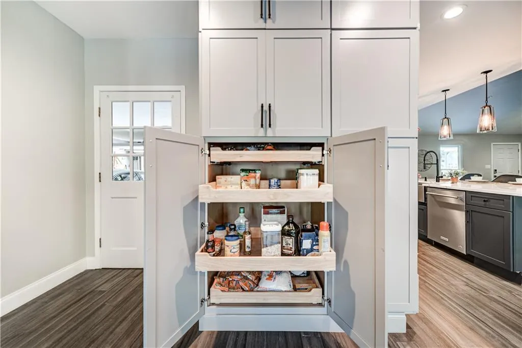 270 Mark Trail, Sandy Springs, Georgia 30328, 5 Bedrooms Bedrooms, ,3 BathroomsBathrooms,Residential,Sold,270 Mark Trail,7129382