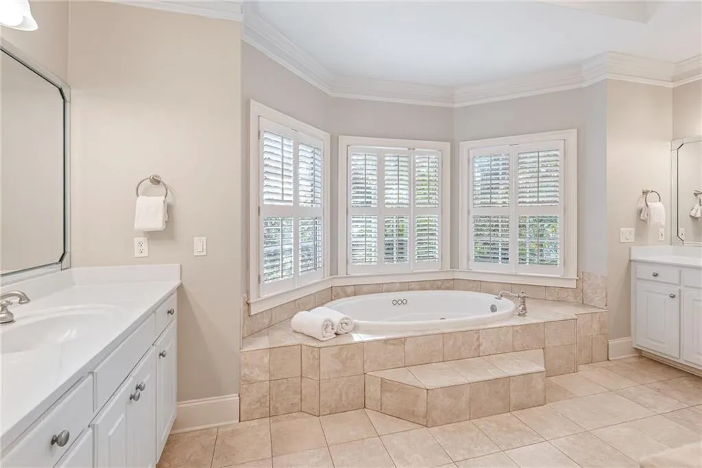 61 W Belle Isle Road, Sandy Springs, Georgia 30342, 4 Bedrooms Bedrooms, ,4 BathroomsBathrooms,Residential,Sold,61 W Belle Isle Road,6803327