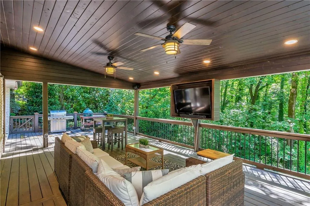 7105 Brandon Mill Road, Sandy Springs, Georgia 30328, 4 Bedrooms Bedrooms, ,2 BathroomsBathrooms,Residential,Sold,7105 Brandon Mill Road,6736887