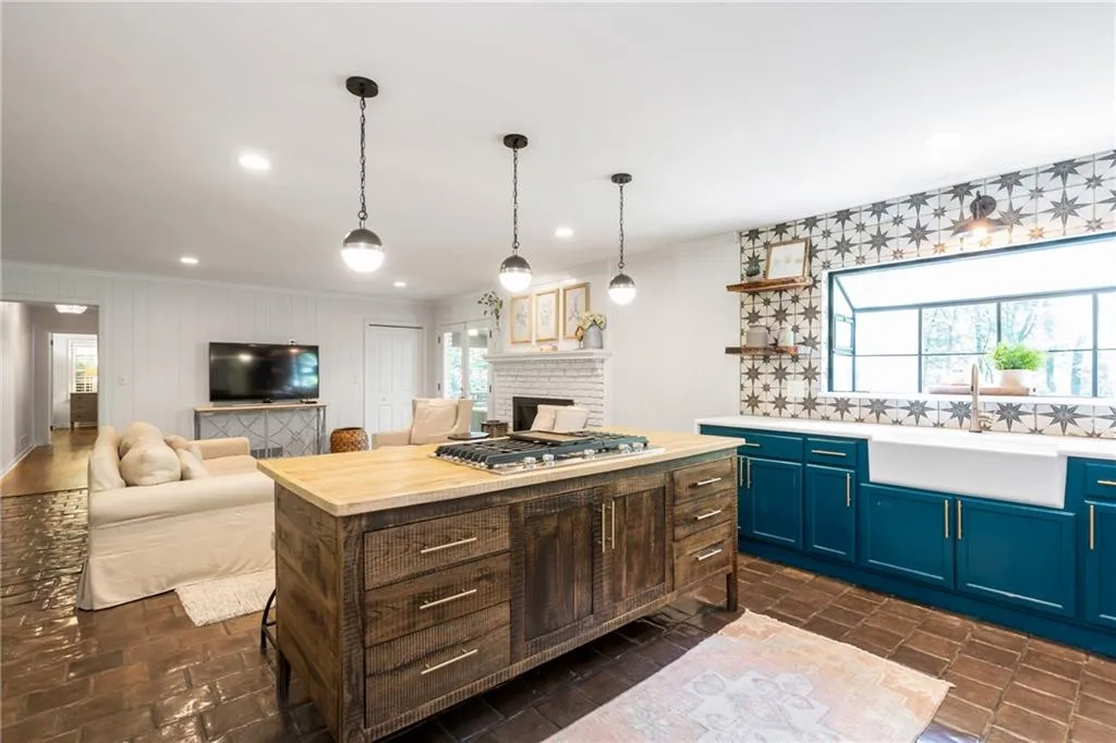 7105 Brandon Mill Road, Sandy Springs, Georgia 30328, 4 Bedrooms Bedrooms, ,2 BathroomsBathrooms,Residential,Sold,7105 Brandon Mill Road,6736887