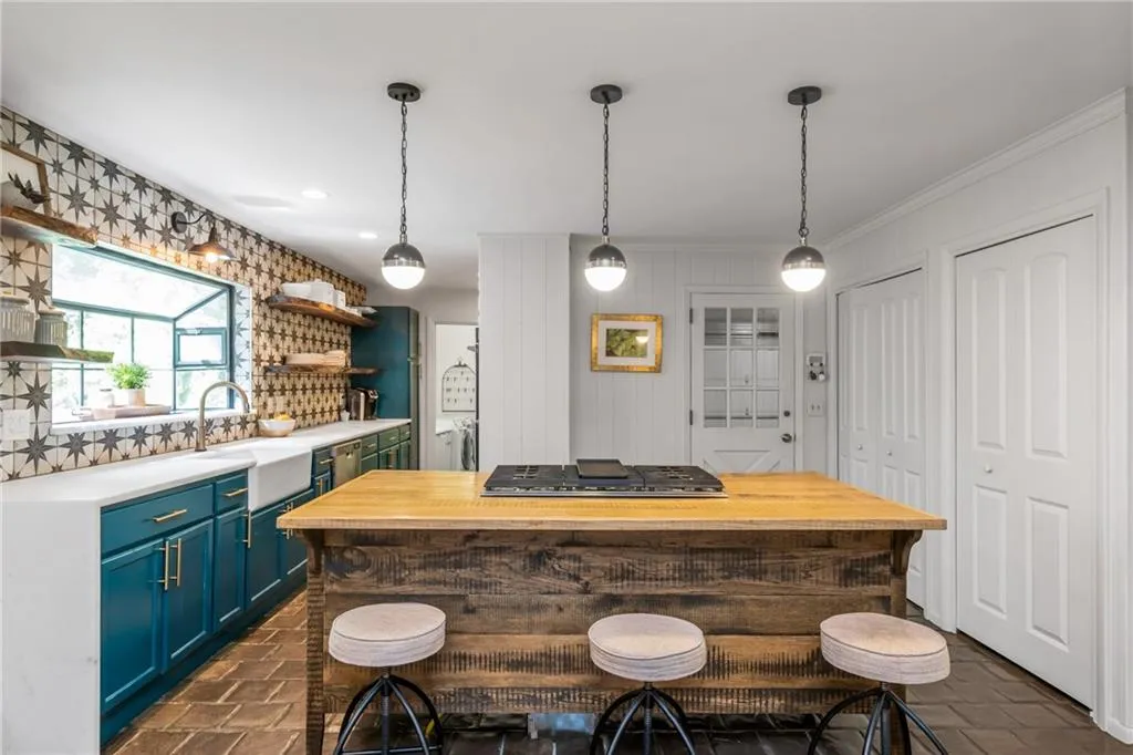 7105 Brandon Mill Road, Sandy Springs, Georgia 30328, 4 Bedrooms Bedrooms, ,2 BathroomsBathrooms,Residential,Sold,7105 Brandon Mill Road,6736887