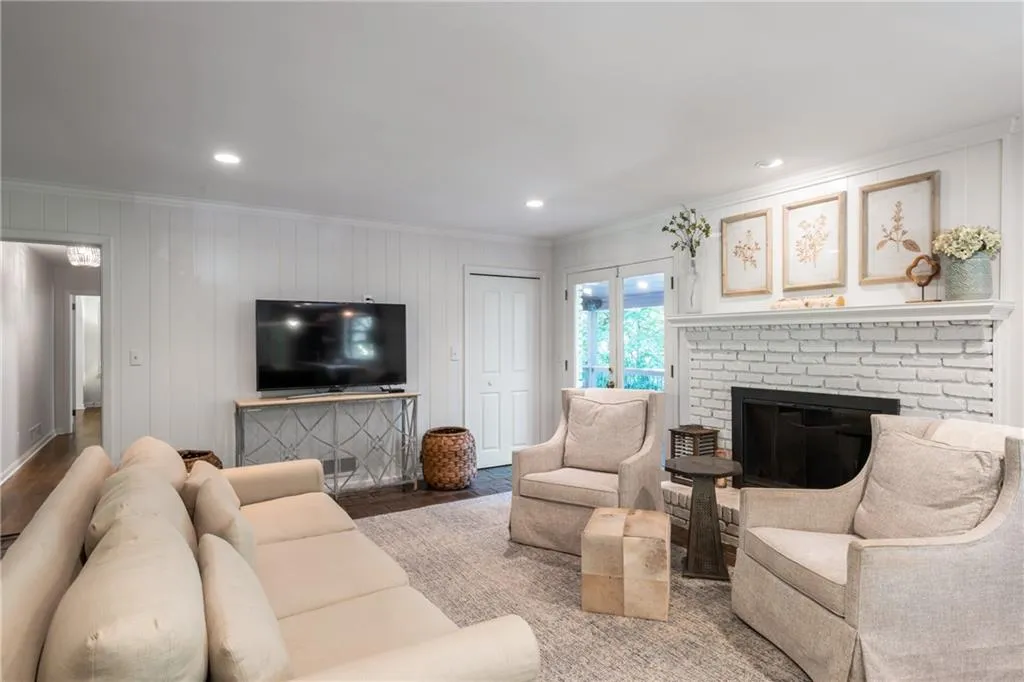 7105 Brandon Mill Road, Sandy Springs, Georgia 30328, 4 Bedrooms Bedrooms, ,2 BathroomsBathrooms,Residential,Sold,7105 Brandon Mill Road,6736887