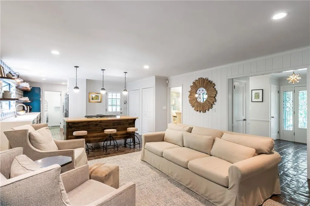 7105 Brandon Mill Road, Sandy Springs, Georgia 30328, 4 Bedrooms Bedrooms, ,2 BathroomsBathrooms,Residential,Sold,7105 Brandon Mill Road,6736887