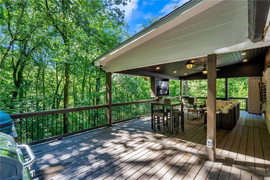 7105 Brandon Mill Road, Sandy Springs, Georgia 30328, 4 Bedrooms Bedrooms, ,2 BathroomsBathrooms,Residential,Sold,7105 Brandon Mill Road,6736887