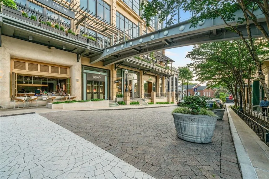 Close to Buckhead Shoppes
