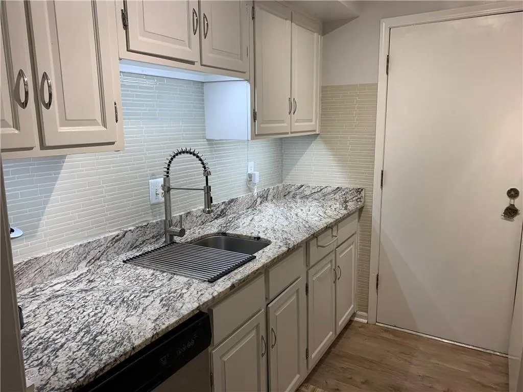 6851 Roswell Road Ne Unit B8, Sandy Springs, Georgia 30328, 1 Bedroom Bedrooms, ,1 BathroomBathrooms,Residential,Sold,6851 Roswell Road Ne Unit B8,6811446