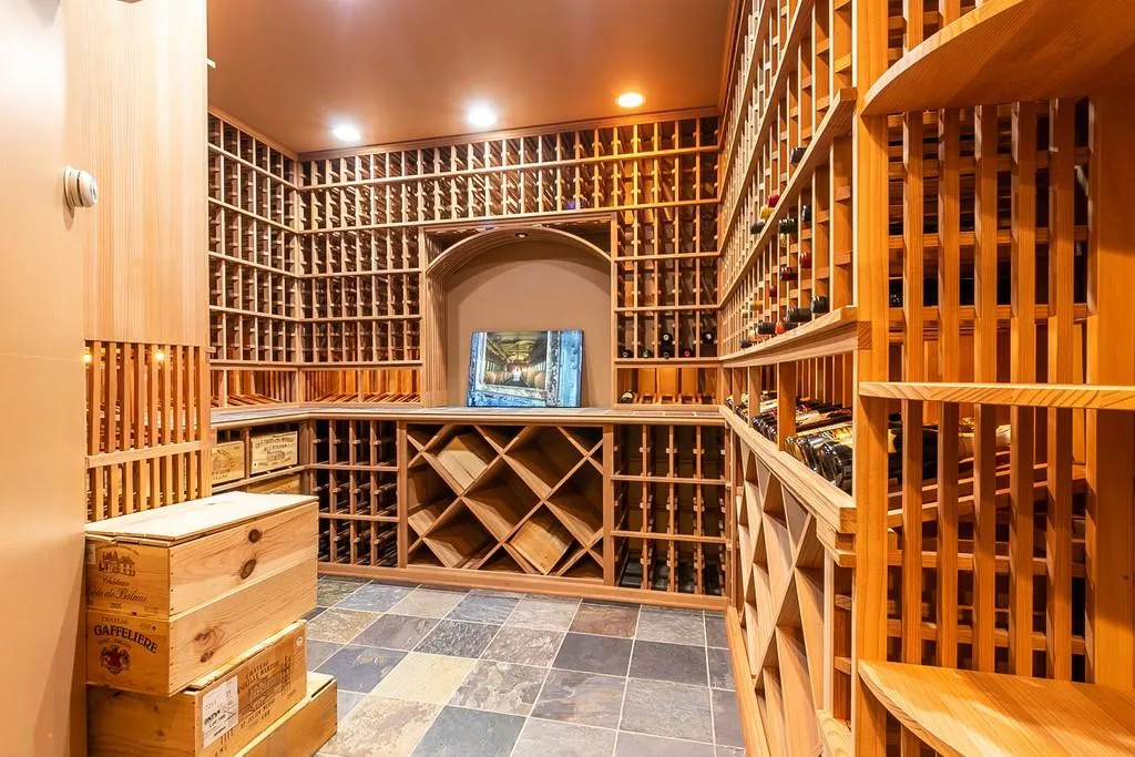 250 Wembley Circle, Sandy Springs, Georgia 30328, 5 Bedrooms Bedrooms, ,4 BathroomsBathrooms,Residential,Sold,250 Wembley Circle,6753986